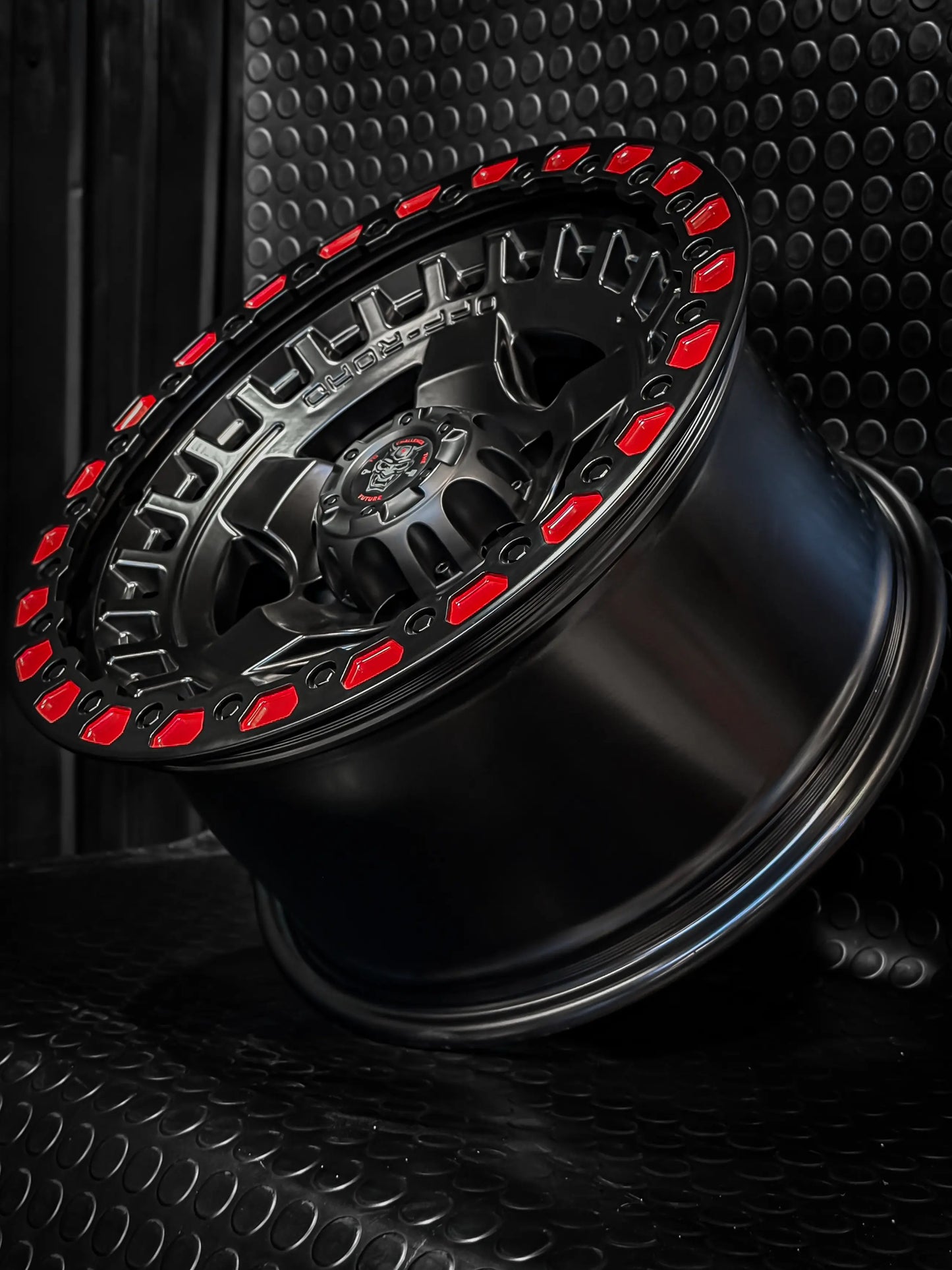 4 llantas 17x9 6x139.7 et 0 negra mate con detalles en rojo